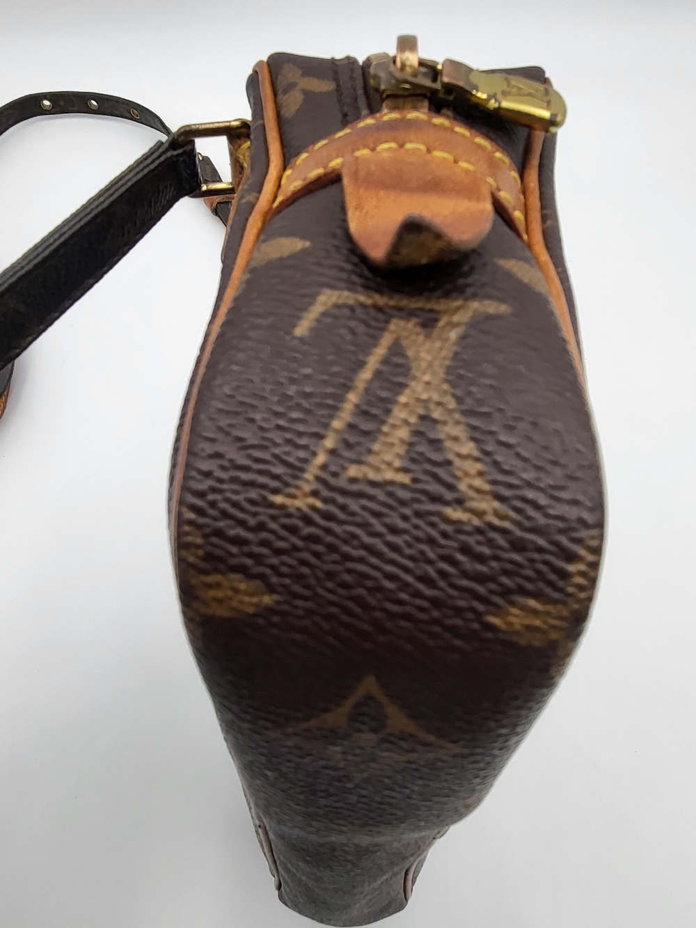 LOUIS VUITTON
Monogram Pochette Marly Bandouliere Crossbody..Authentic. - Picture 14 of 16